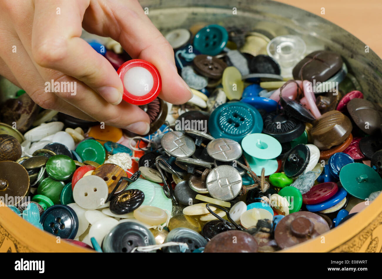 Lave plein de différents boutons colorés et couturière needlewoman gratter elle usée. Banque D'Images