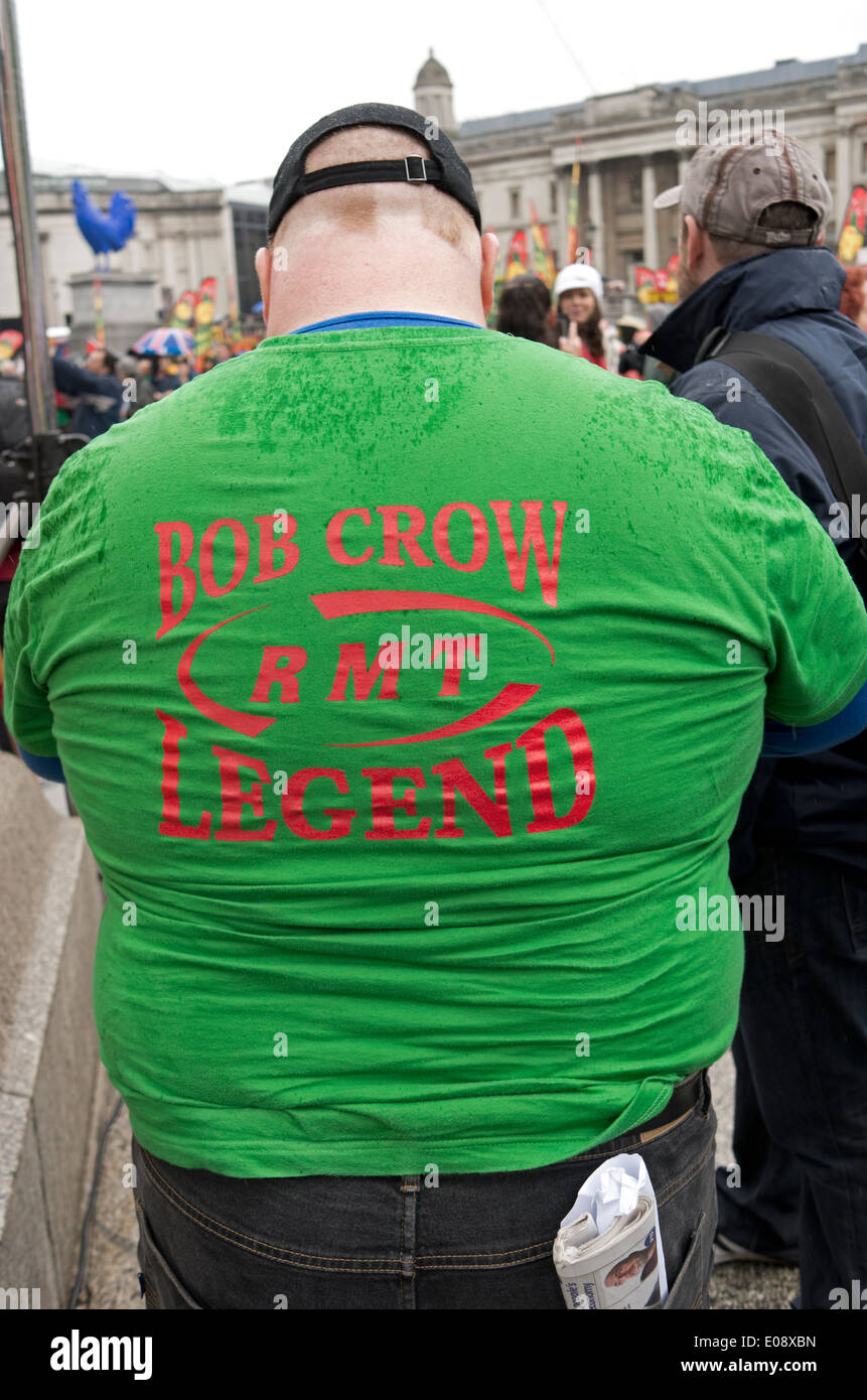 Un grand homme dans un T-shirt à l'appui de Bob Crow mai à Londres 2014. Banque D'Images