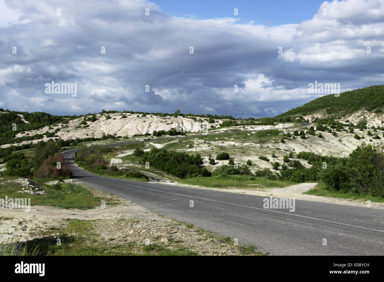 Belle route ensoleillée le matin, Bulgarie Banque D'Images