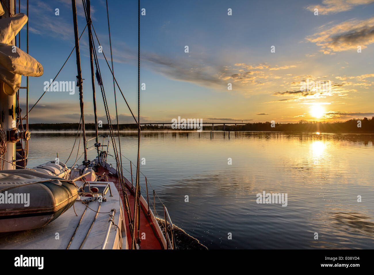 Bienvenue sur location : la nouvelle journée commence avec le lever du soleil sur la rivière Banque D'Images