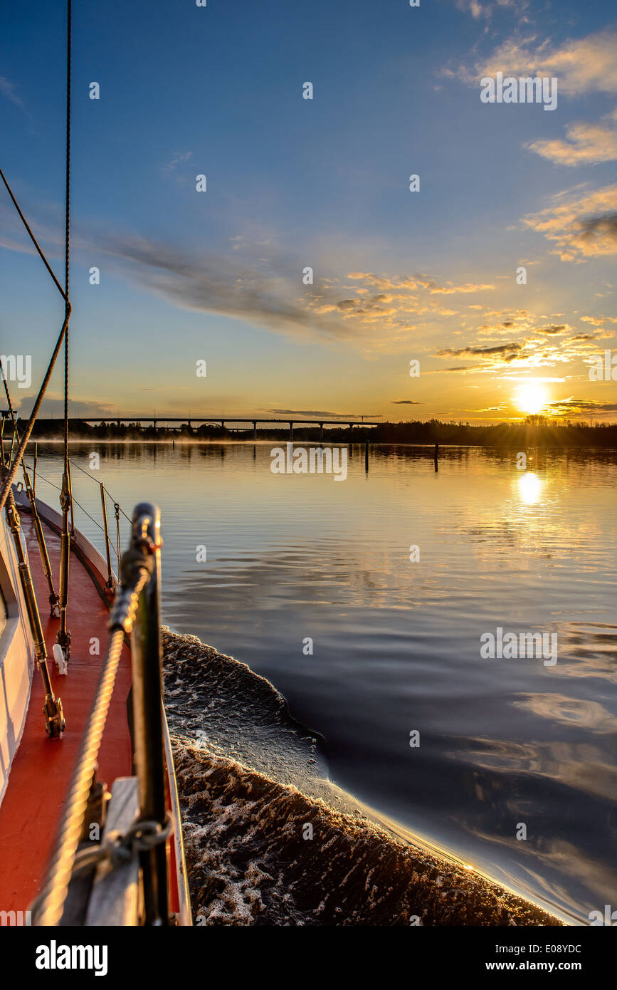 Voyage en yacht : le nouveau jour commence avec le lever du soleil Banque D'Images