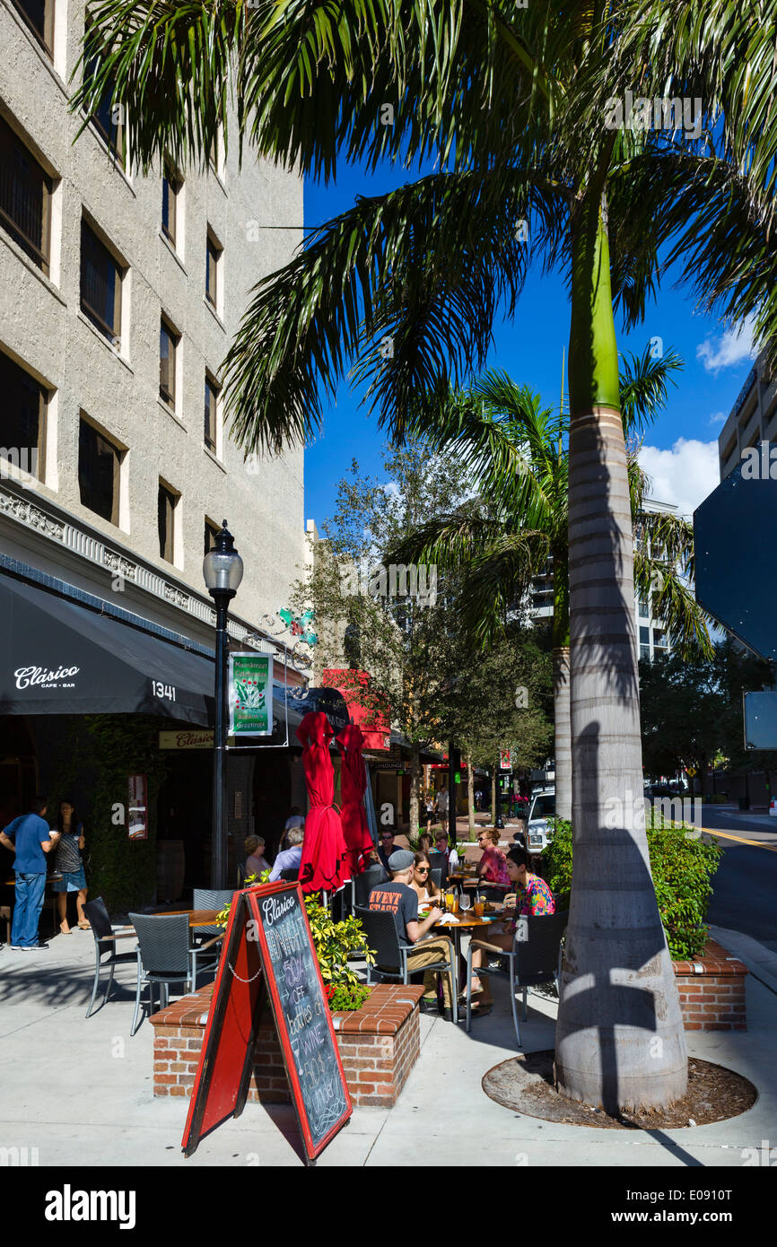 Cafe bar sur la rue principale dans le centre-ville historique de la côte du golfe du Mexique, Sarasota, Florida, USA Banque D'Images