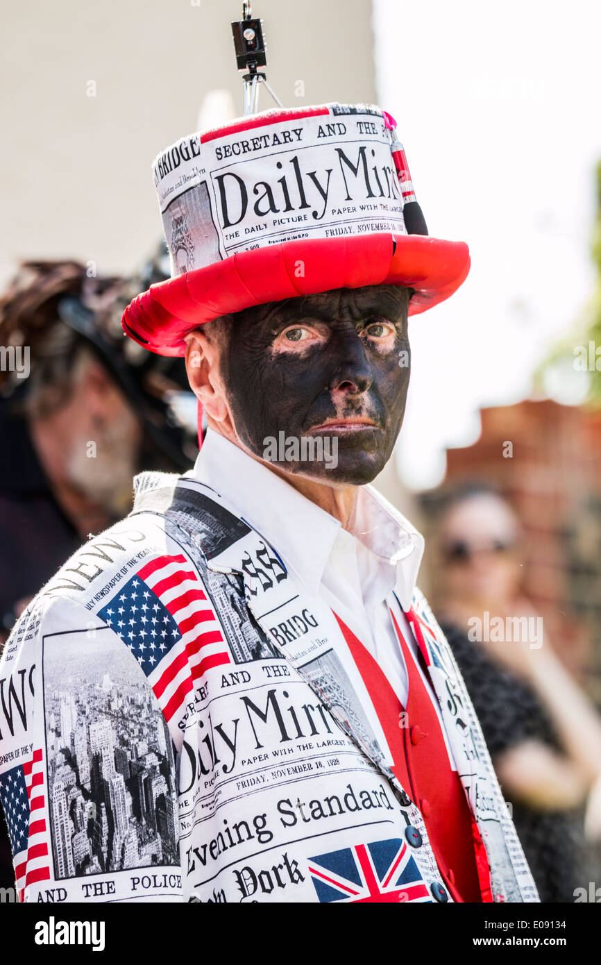 Homme vêtu de journal Daily Mirror au Festival annuels 2014 Rochester Banque D'Images