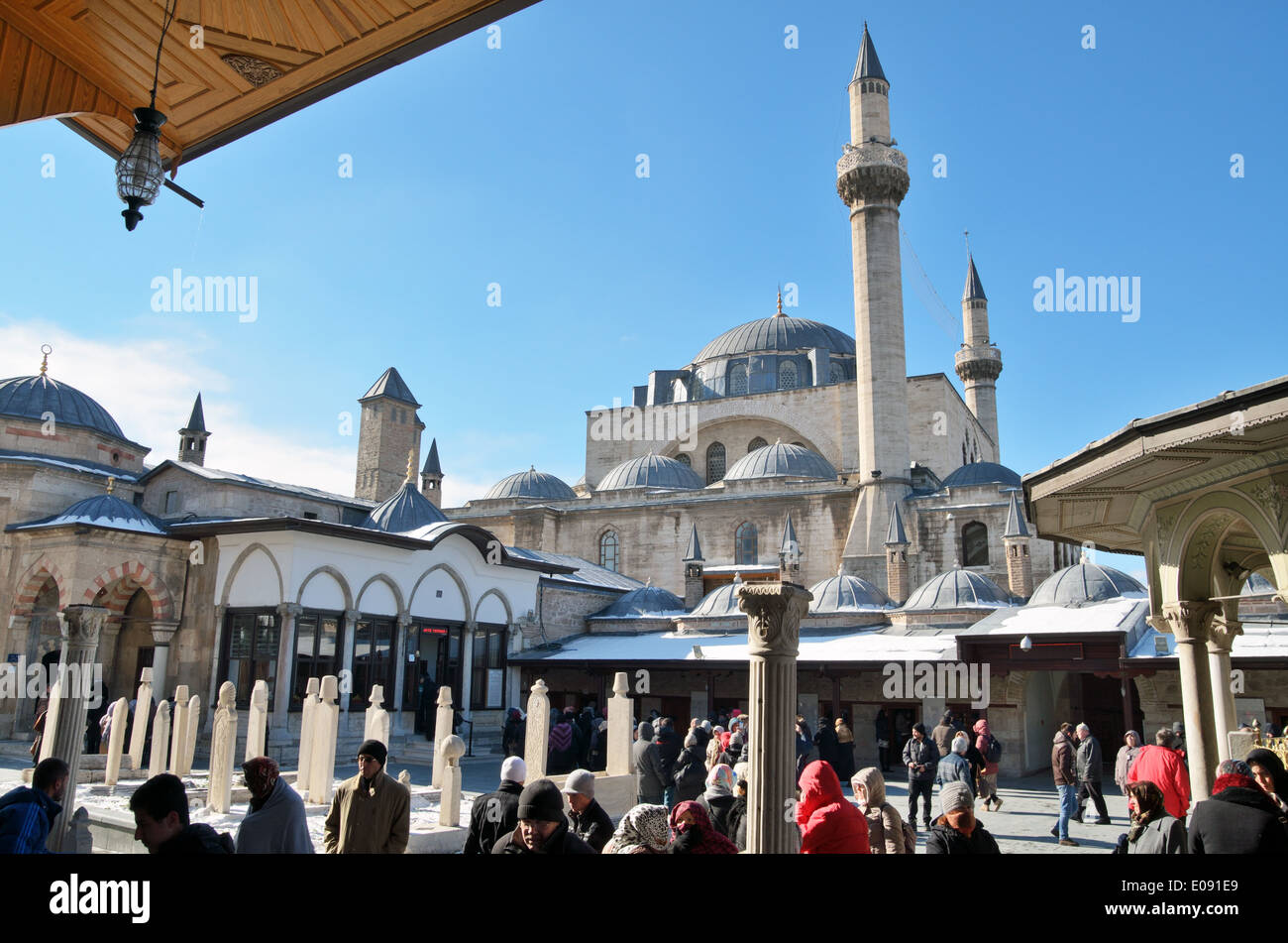 Cour de musée de Mevlana Celaleddin Rumi avec mosquée Mevlana en arrière-plan. Musée Mevlana Jalaluddin Rumi à Konya, Turquie Banque D'Images