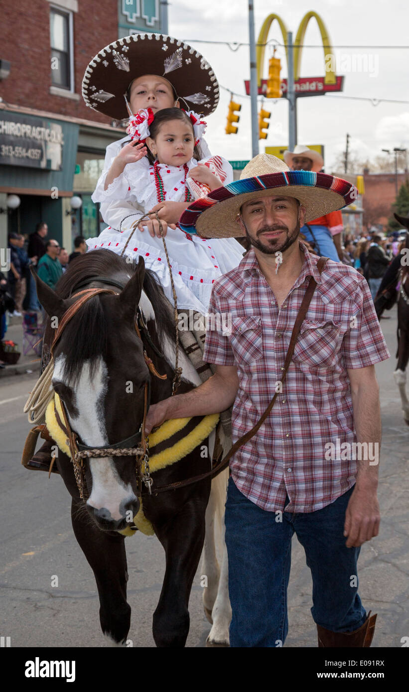 Detroit, Michigan - une famille en costume traditionnel sur un cheval à l'assemblée annuelle de la parade de Cinco de Mayo Banque D'Images