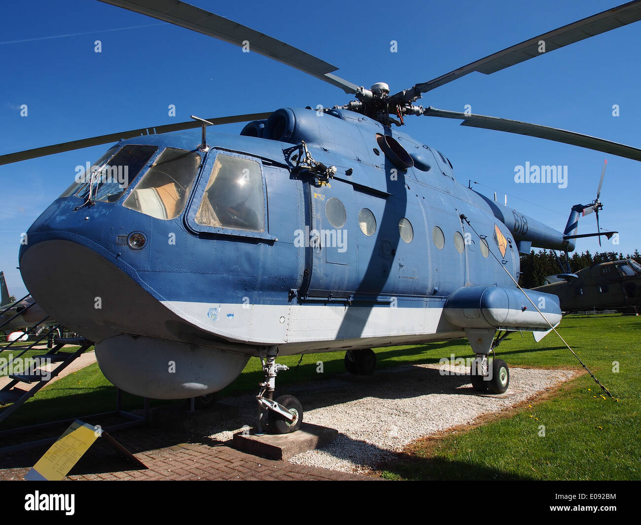 Le Mil Mi-14 PL est un hélicoptère amphibie de l'ère soviétique conçu pour la guerre anti-sous-marine. Il est vu ici dans un affichage opérationnel, mettant en valeur ses capacités spécialisées. Banque D'Images Le Mil Mi-14 PL est un hélicoptère amphibie de l'ère soviétique conçu pour la guerre anti-sous-marine. Il est vu ici dans un affichage opérationnel, mettant en valeur ses capacités spécialisées. Banque D'Images