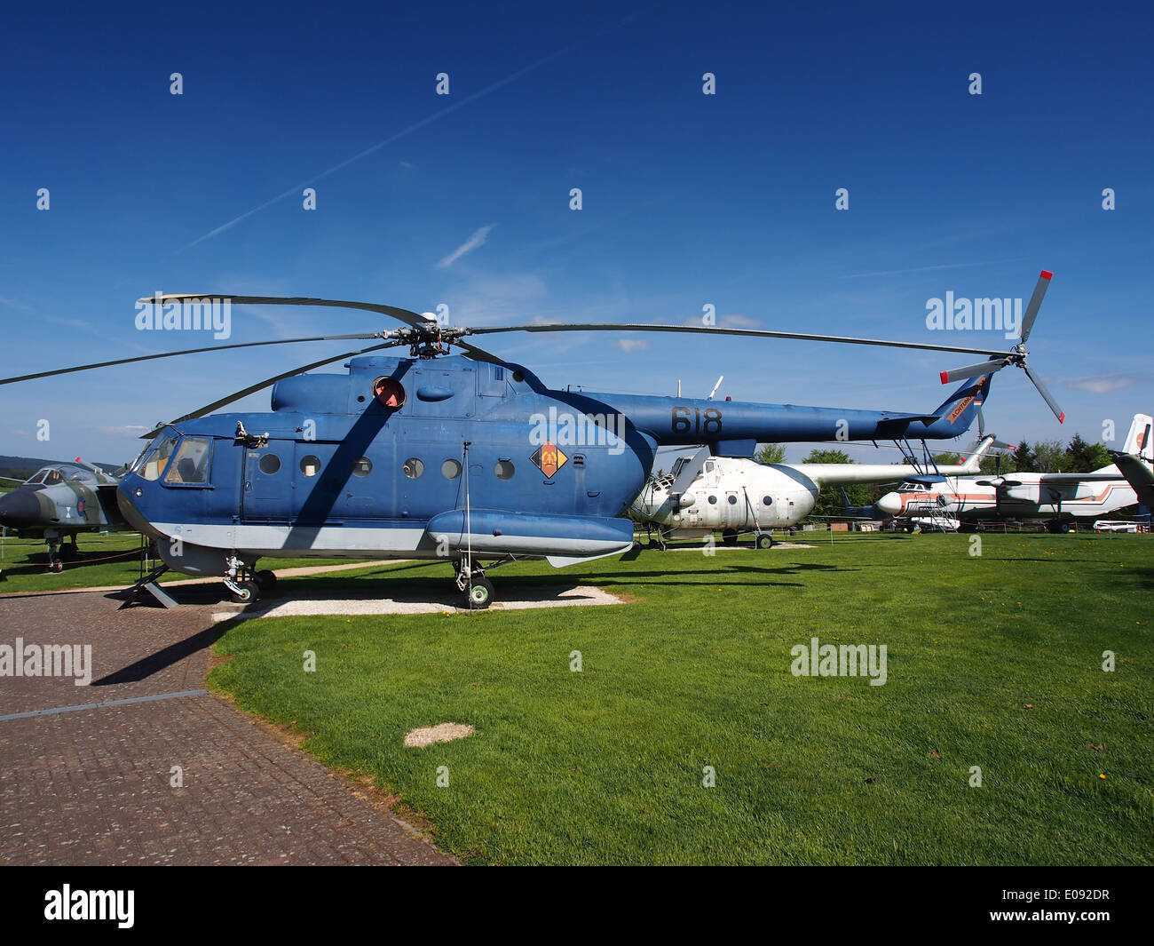 Le MIL Mi-14 PL, un chasseur de sous-marins de conception soviétique, en action. Cet hélicoptère a été spécialement développé pour la guerre anti-sous-marine, équipé de sonars et de systèmes de charge en profondeur pour les opérations de défense maritime. Banque D'Images Le MIL Mi-14 PL, un chasseur de sous-marins de conception soviétique, en action. Cet hélicoptère a été spécialement développé pour la guerre anti-sous-marine, équipé de sonars et de systèmes de charge en profondeur pour les opérations de défense maritime. Banque D'Images