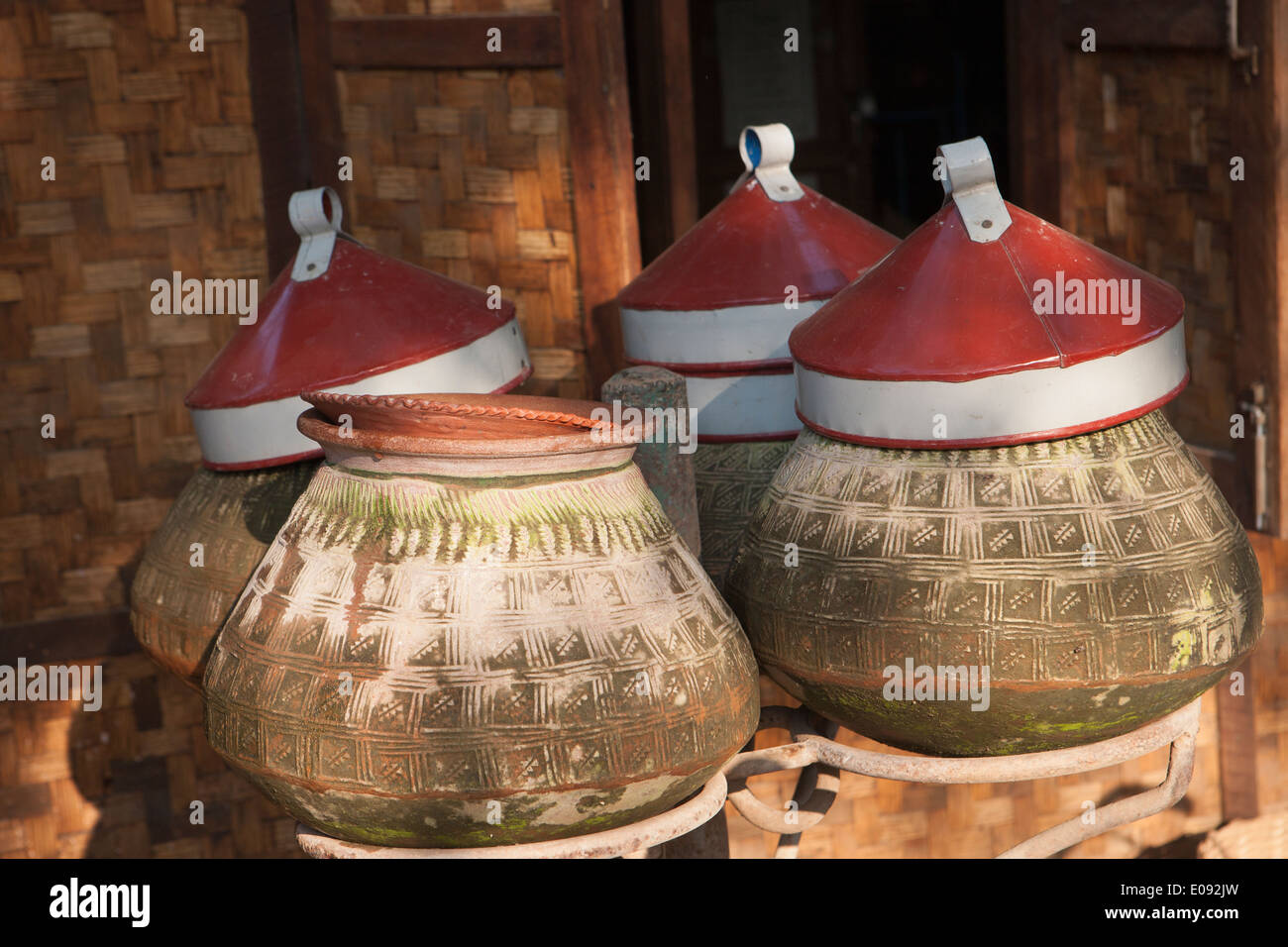 En Asie du Sud-Est Birmanie poterie Nyaung U récipients de l'eau Banque D'Images