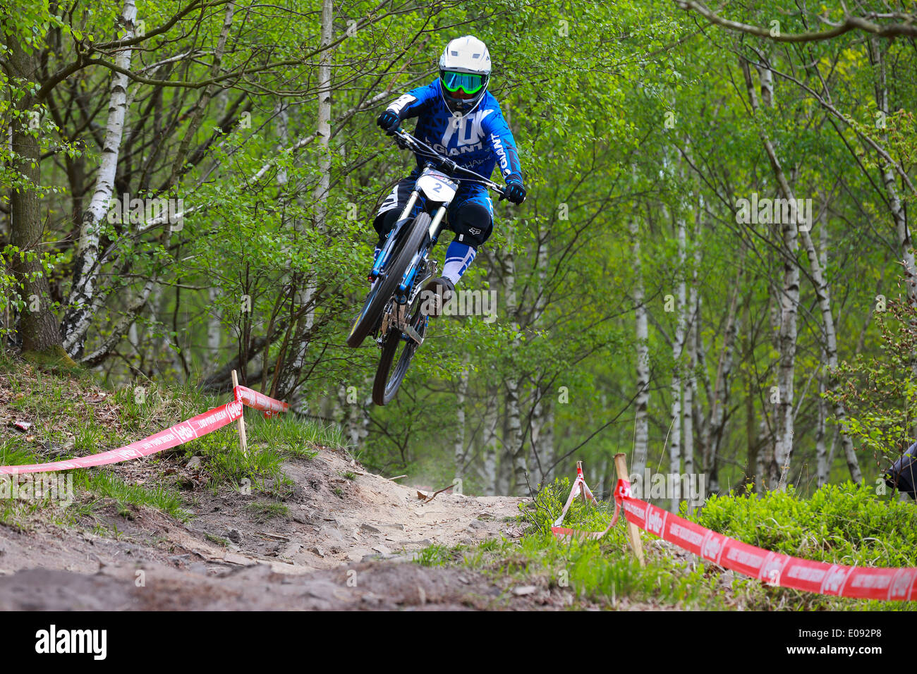 Rider saut sur chemin de terre. Descente VTT race à Chaudfontaine en Belgique, championnat national. Banque D'Images
