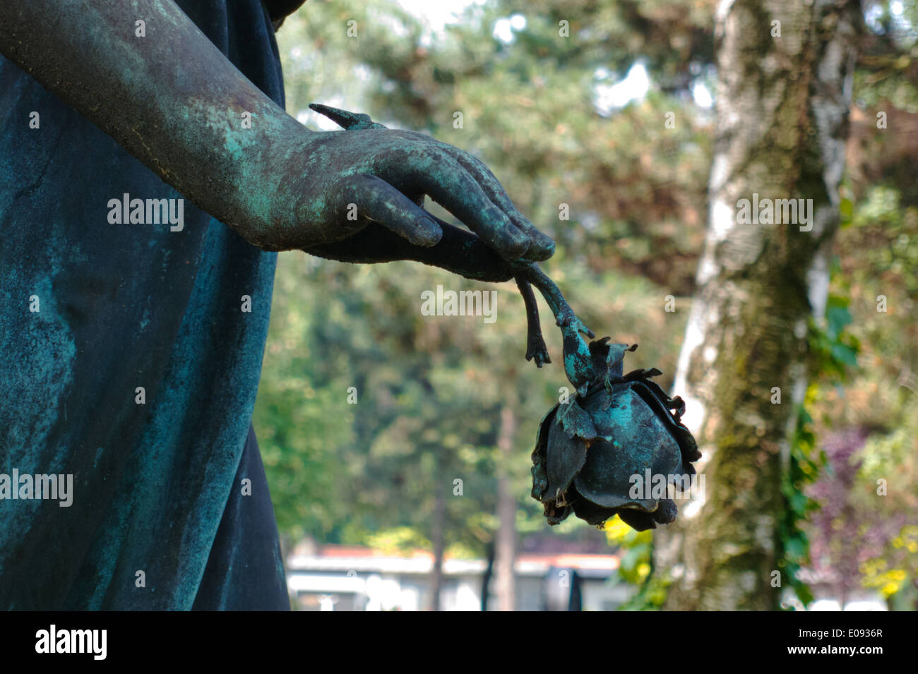 La sculpture avec une rose à la main, mit einer Skulptur in der hand Rose Banque D'Images