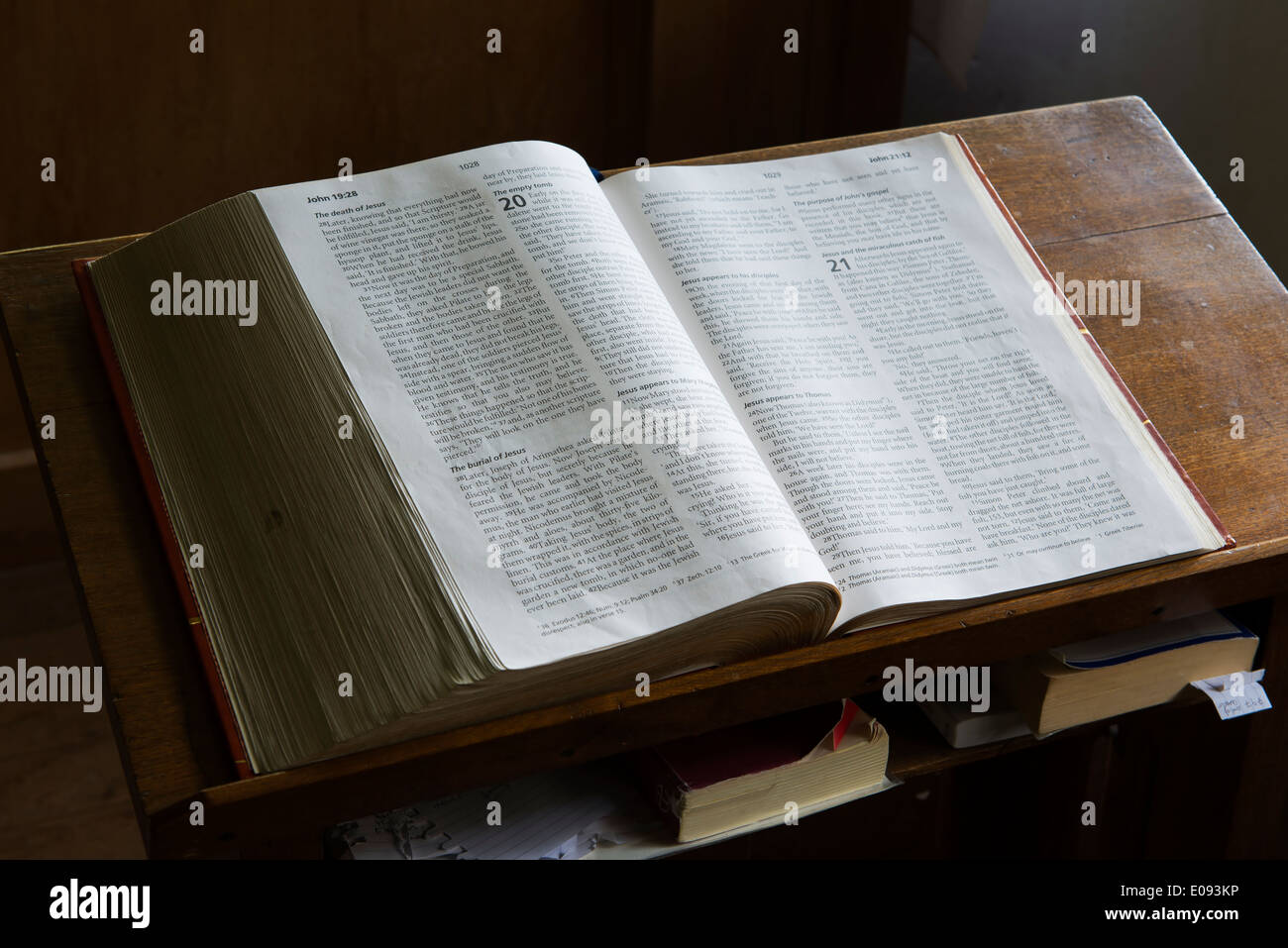 Une grande Bible ouverte en lecture sur un lutrin. De l'église St Michael and all Angels, Berwick, East Sussex, UK. Banque D'Images
