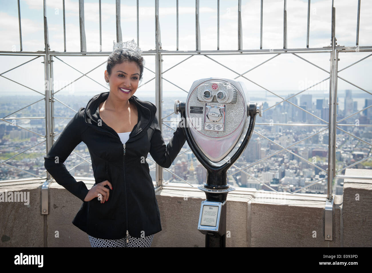 Manhattan, New York, USA. 6 mai, 2014. Miss America 2014 NINA DAVULURI lights l'Empire State Building en violet en l'honneur de l'éducation par la musique, le Mardi, Mai 6, 2014. Credit : Bryan Smith/ZUMAPRESS.com/Alamy Live News Banque D'Images