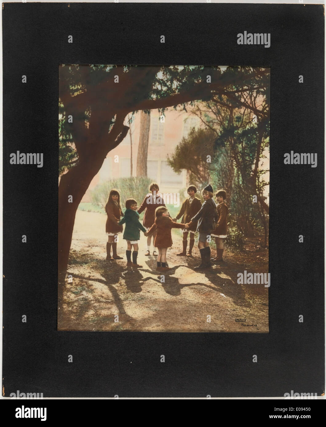 Enfants célébrant l'armistice, un moment historique marquant la fin de la première Guerre mondiale la photo capture la joie et le soulagement des enfants pendant la période d'après-guerre. Banque D'Images