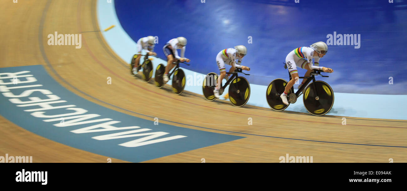 La Grande-Bretagne Poursuite féminine squad établissant un nouveau record du monde au vélodrome de Manchester, de la Coupe du Monde UCI sur piste 2013 Banque D'Images
