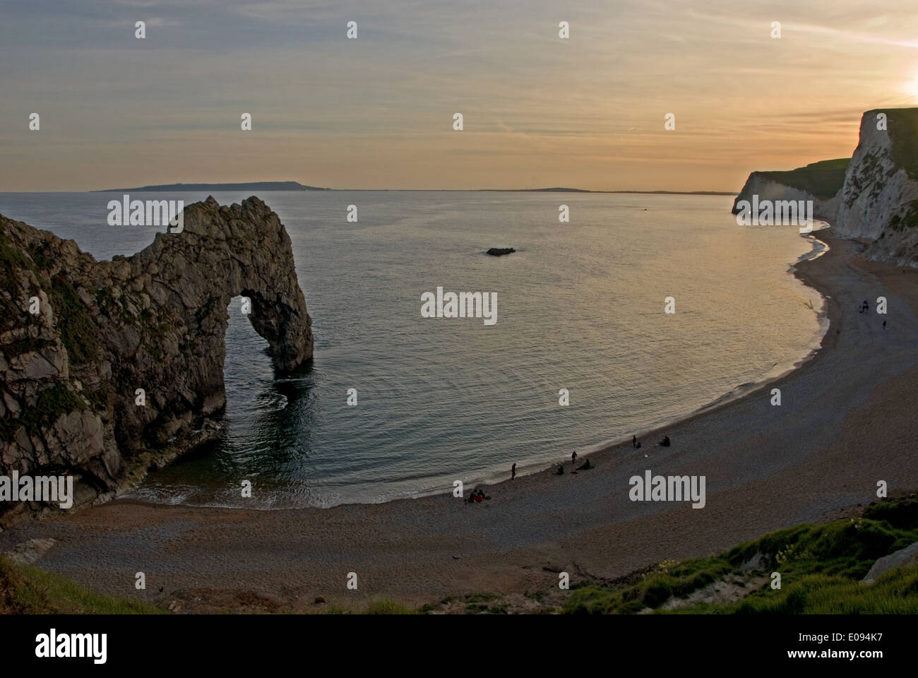 Durdle Door est un établissement emblématique de la mer créé par l'érosion côtière sur la côte jurassique du Dorset. Banque D'Images