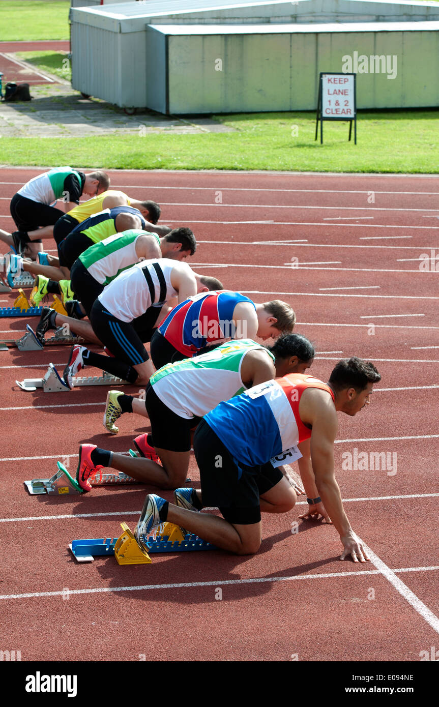 L'athlétisme, les coureurs au départ le 100 m au niveau des clubs, UK Banque D'Images