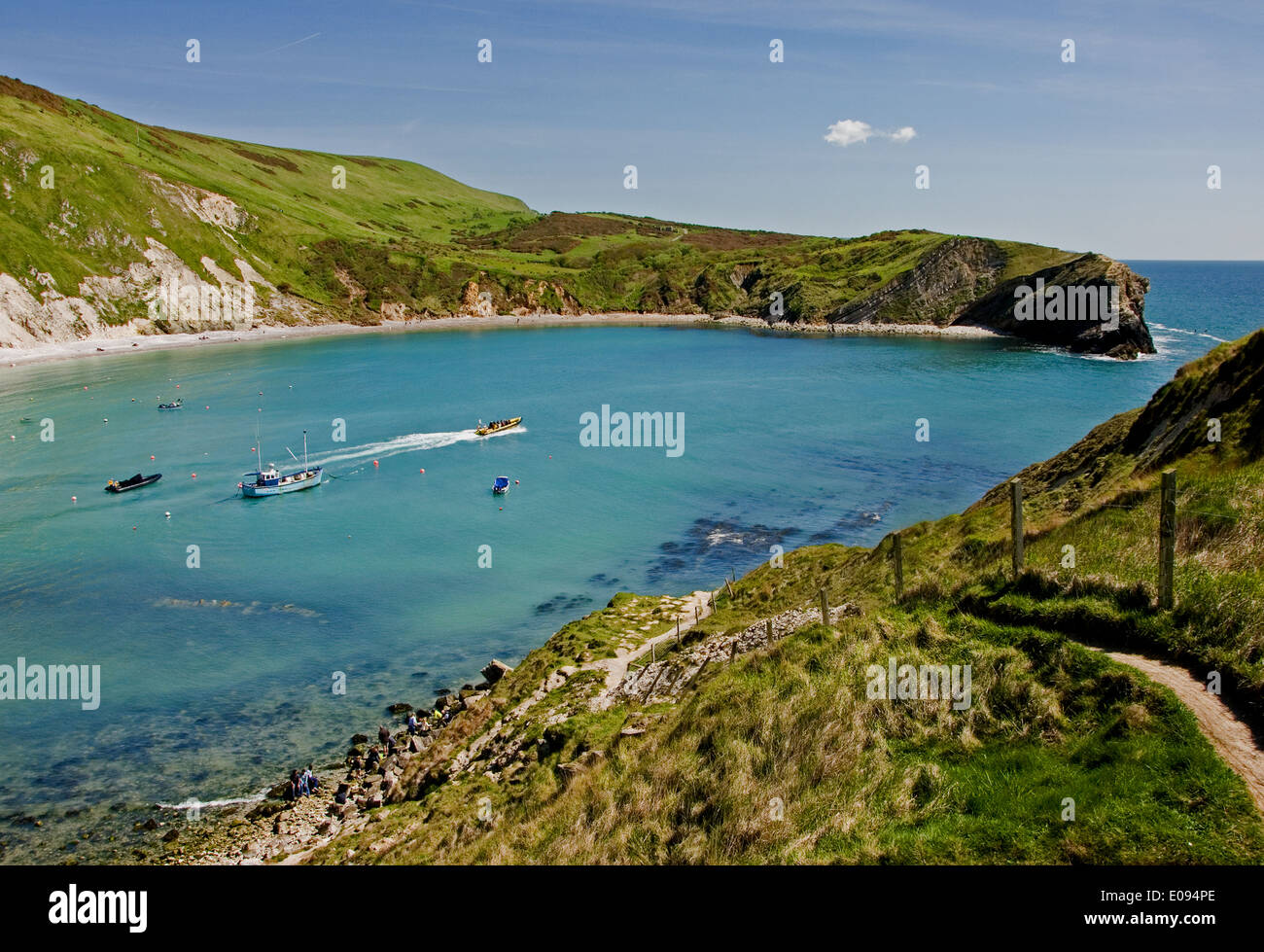 Bateaux dans la baie en forme de fer à cheval, sur la crique de Lulworth en Côte Jurassique dans le Dorset, en Angleterre. Banque D'Images