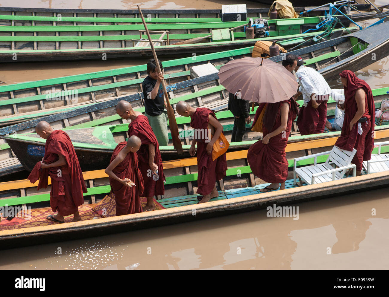 Monks sur le lac Inle au Myanmar Birmanie bateaux Banque D'Images