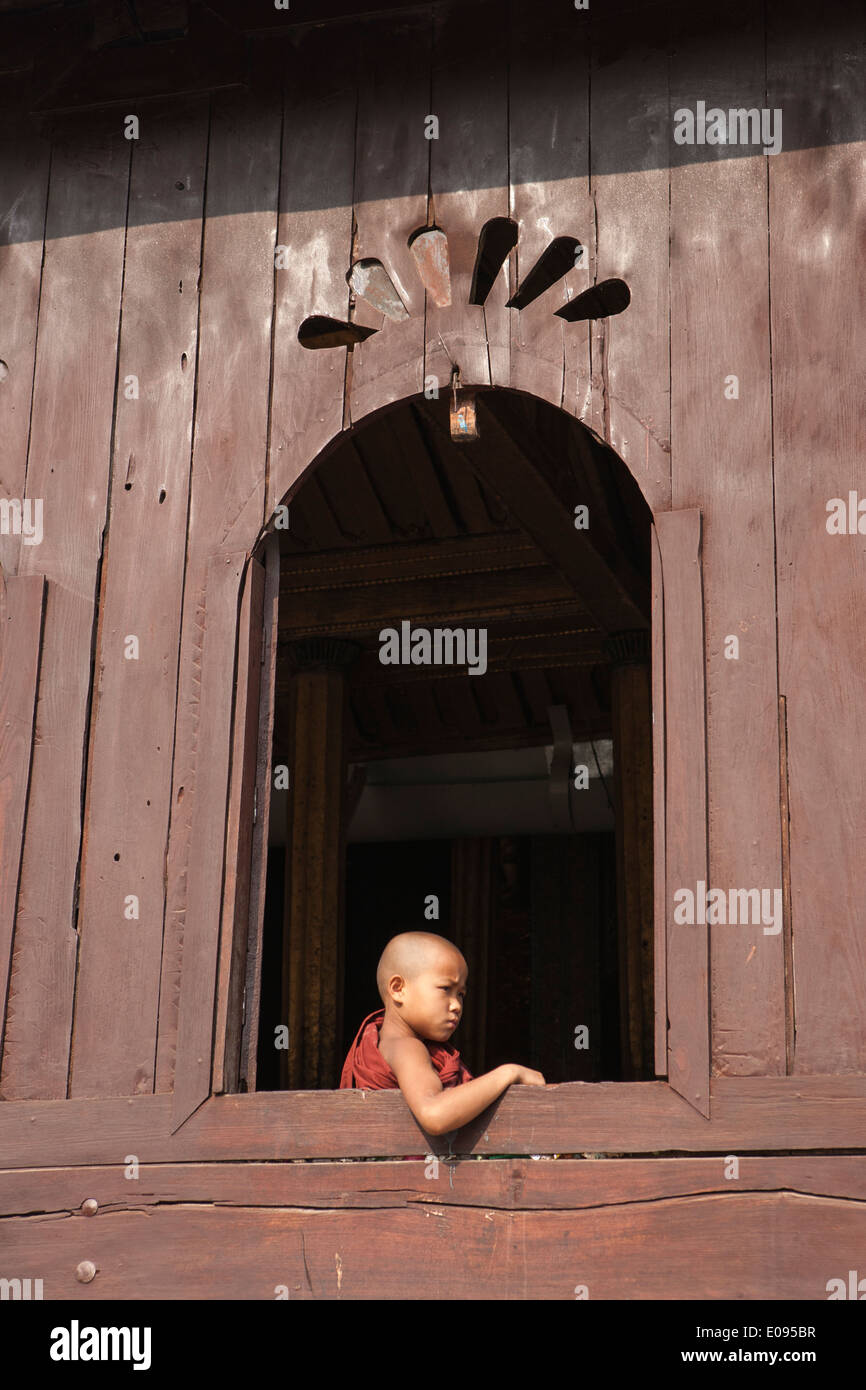 En Asie du Sud-Est Birmanie État Shan Nyaungshwe également connu sous le nom de Nyaung Shwe jeune moine bouddhiste au guichet à Shwe yan Pyay lun Banque D'Images