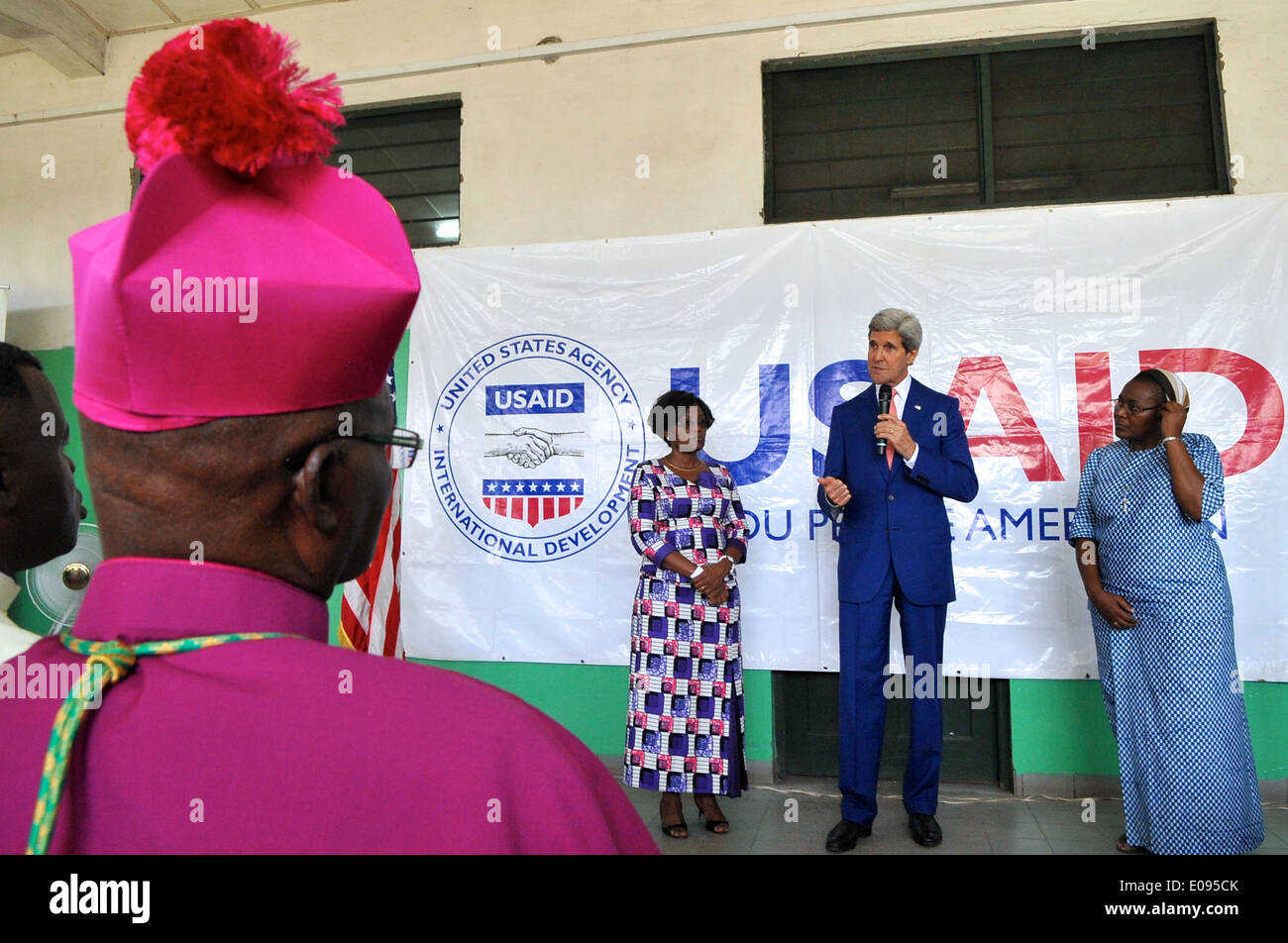 Kerry secrétaire condamne les violences au cours de visite de la clinique de la Fistule à Kinshasa Banque D'Images