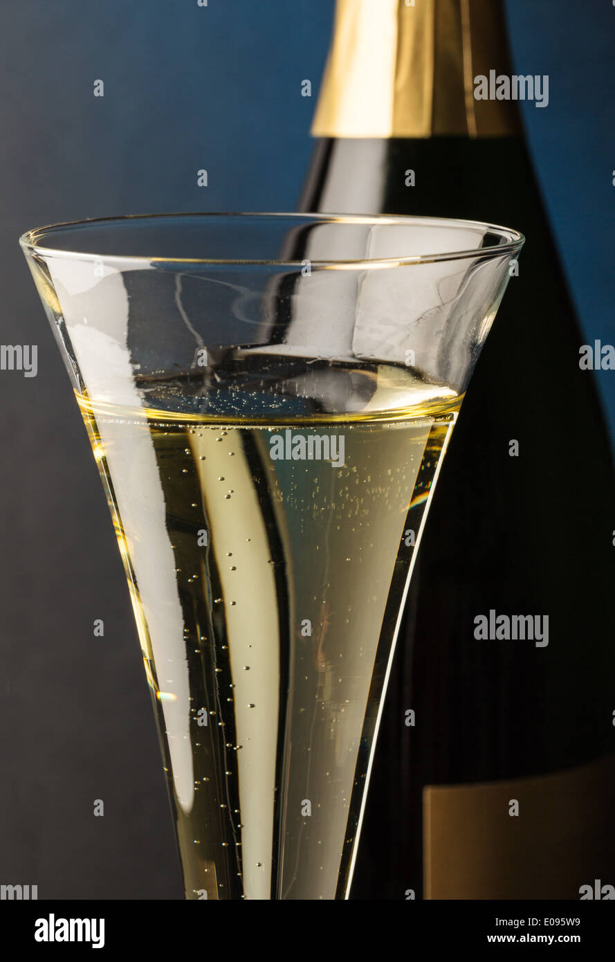 Bouteille de champagne avec le verre à champagne. Photo symbolique fue célébrations et tours de l'année., Champagnerflasche Sektglas mit. S Banque D'Images