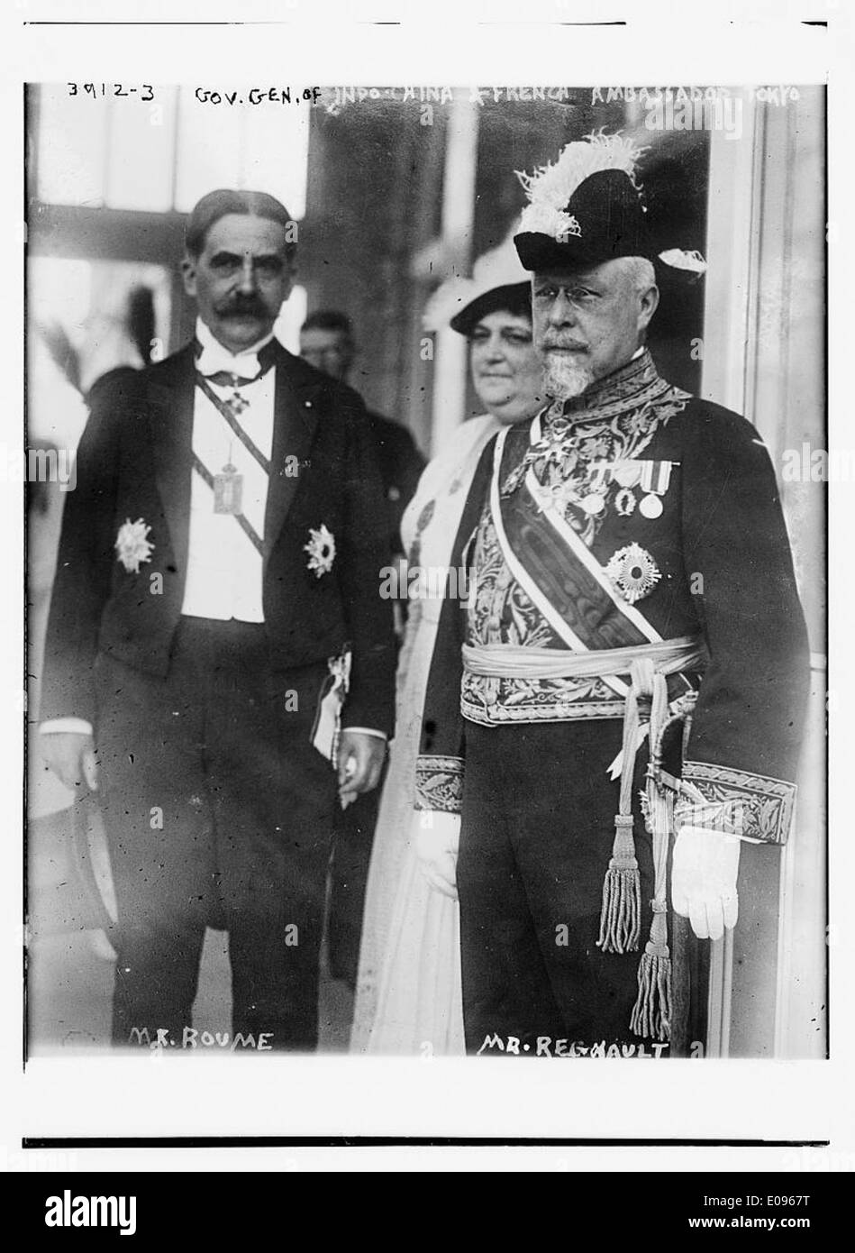 Cette photographie historique capture le gouverneur général de l'Indochine avec l'ambassadeur de France à Tokyo. L'image est une documentation des relations diplomatiques entre la France et le Japon au début du XXe siècle. Banque D'Images