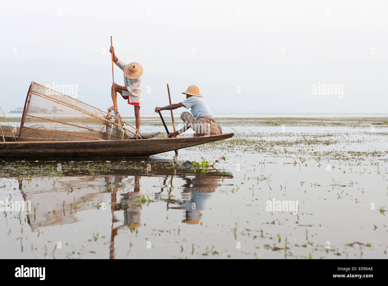 En Asie du sud-est de l'État Shan en Birmanie Myanmar Lac Inle shwe Nyaung jambe ethnie Intha pêcheurs aviron au crépuscule coucher du soleil Banque D'Images