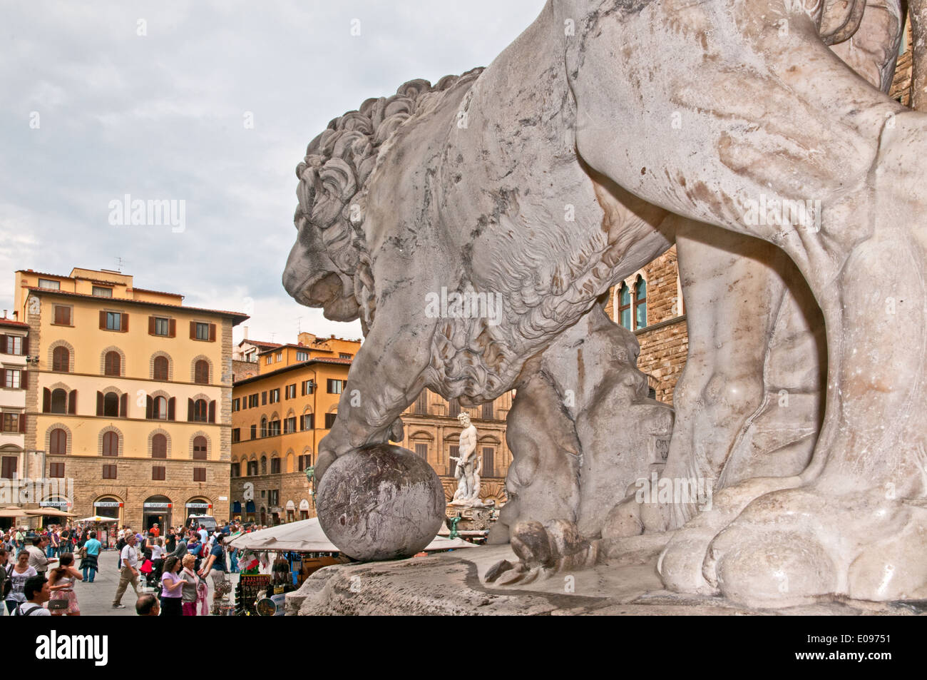 16e siècle statue de lion à la recherche hors de Loggia dei Lanzi sur Piazza della Signoria Florence Italie Banque D'Images