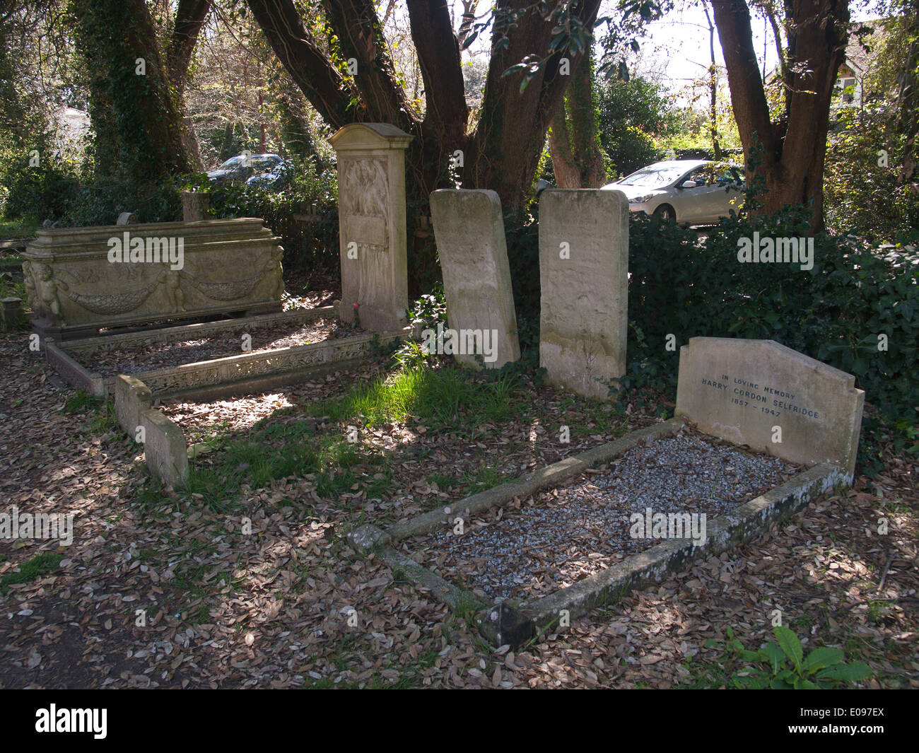 Tombes de Harry Gordon Selfridge (à droite) et son épouse Rose (2e de gauche) St Mark's Church England UK Dorset Highcliffe Banque D'Images