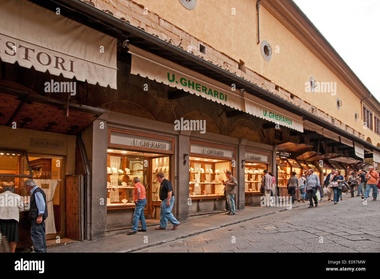 Bijoux et bijoutiers boutiques sur Il Ponte Vecchio pont vieux Florence  Italie Photo Stock - Alamy