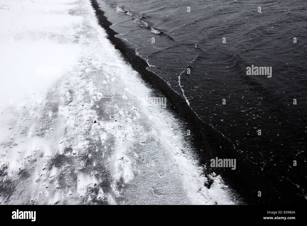 La neige qui tombe sur le sable volcanique noir caldera dans la baie des baleiniers Deception Island Antarctique Banque D'Images