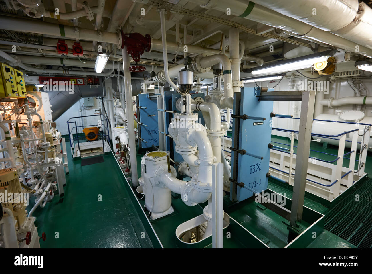 Salle des machines à bord du navire de recherche russe akademik sergey vavilov en mer Banque D'Images