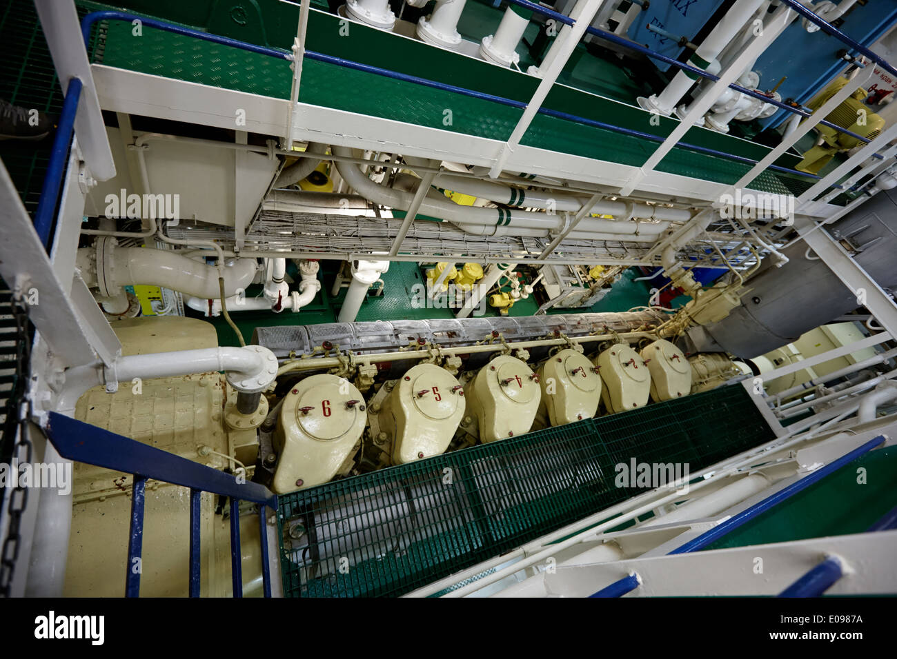 Salle des machines à bord du navire de recherche russe akademik sergey vavilov en mer Banque D'Images