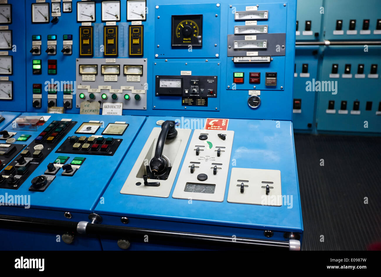 La lutte contre les incendies d'urgence téléphone dans la salle de commande à bord du navire de recherche russe akademik sergey vavilov en mer Banque D'Images