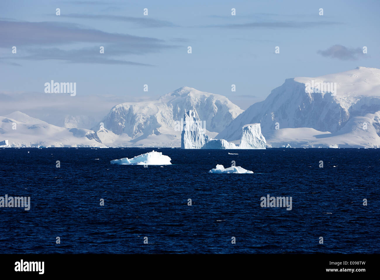 Les icebergs flottant dans bleu profond de la mer au large de la côte de la péninsule antarctique Antarctique Banque D'Images