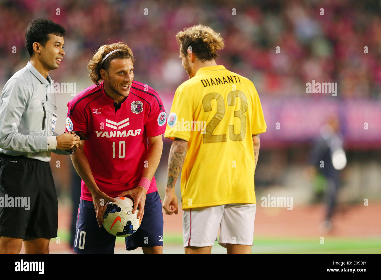 Stade Yanmar Nagai, Osaka, Japon. 6 mai, 2014. (L-R) Diego Forlan (Cerezo), Alessandro Diamanti (Evergrande), 6 mai 2014 - Football : Football /Ligue des Champions de l'AFC 2014 ronde de 16 1ère manche match entre Cerezo Osaka 1-5 Guangzhou Evergrande Yanmar à Banque D'Images