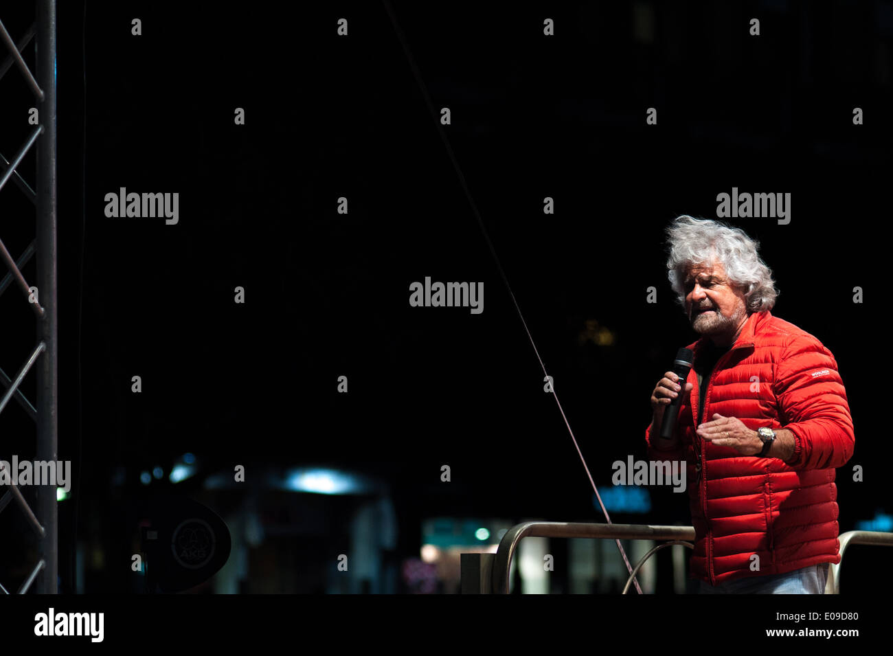 Palerme, Sicile, Italie. 6 mai, 2014. Palerme, 6 mai 2014 -- Beppe Grillo, leader du Movimento 5 Stelle, Mouvement cinq étoiles, tenant un discours à Palerme durant la campagne pour le prochain rallye 2014 Élections européennes. Credit : Guglielmo Mangiapane/NurPhoto ZUMAPRESS.com/Alamy/Live News Banque D'Images