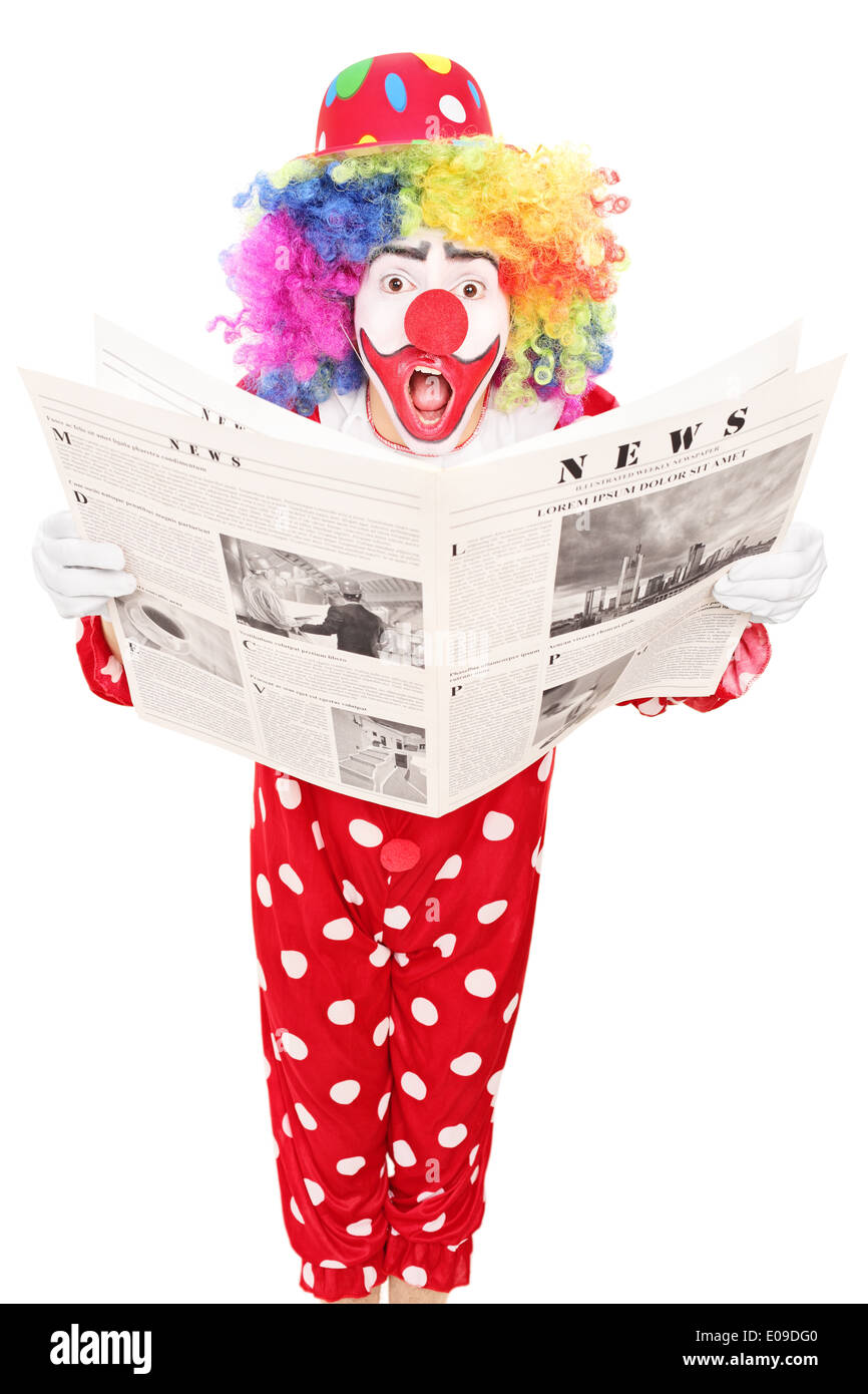 Surpris de lire le journal de clown Banque D'Images