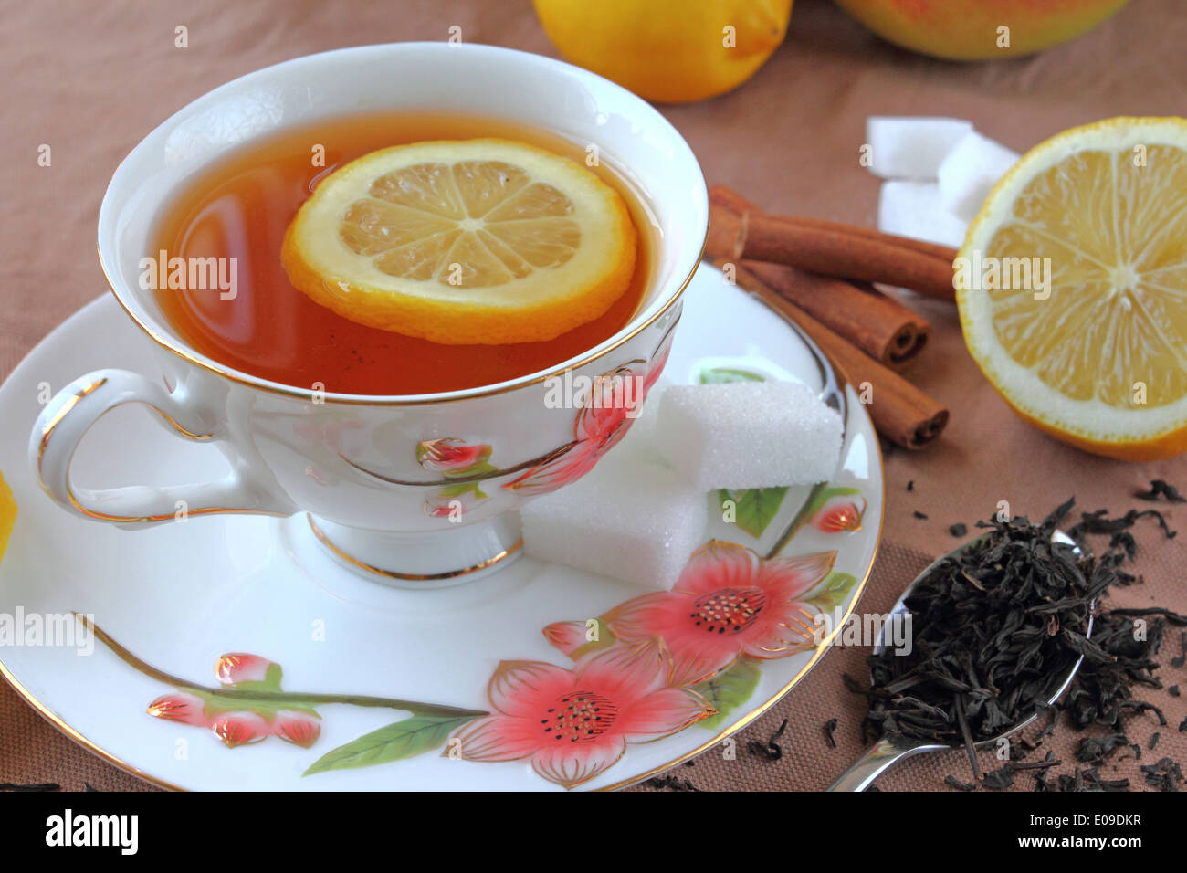 Tasse de thé chaud avec du citron Banque D'Images