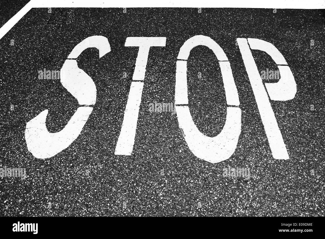 Stop Sign peint sur une route Banque D'Images