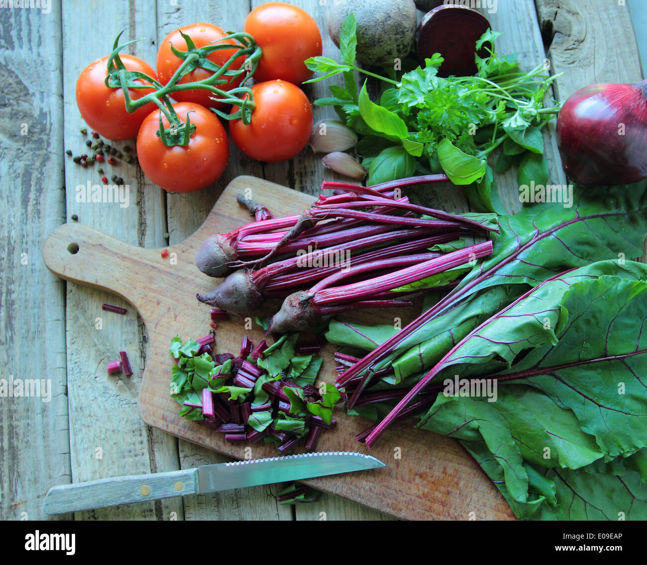 Les betteraves fraîches sur la carte cuisine coupe Banque D'Images