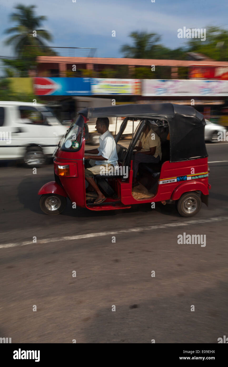 Sri Lanka, Ambagala, Warakapola, tuk-tuk de la conduite sur route Banque D'Images