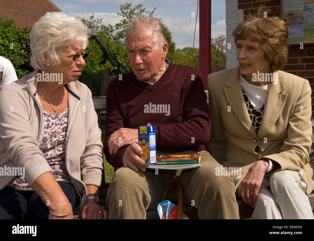 3 Les personnes âgées participant à oakhanger peut fayre, oakhanger, Hampshire, Royaume-Uni. Banque D'Images