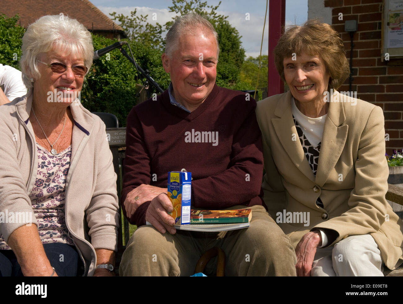 3 Les personnes âgées participant à oakhanger peut fayre, oakhanger, Hampshire, Royaume-Uni. Banque D'Images