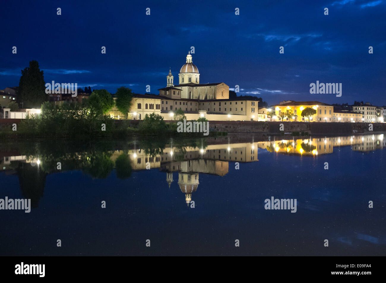 Le San Frediano église Cestello se reflète dans la rivière Arno et en début de soirée. Banque D'Images