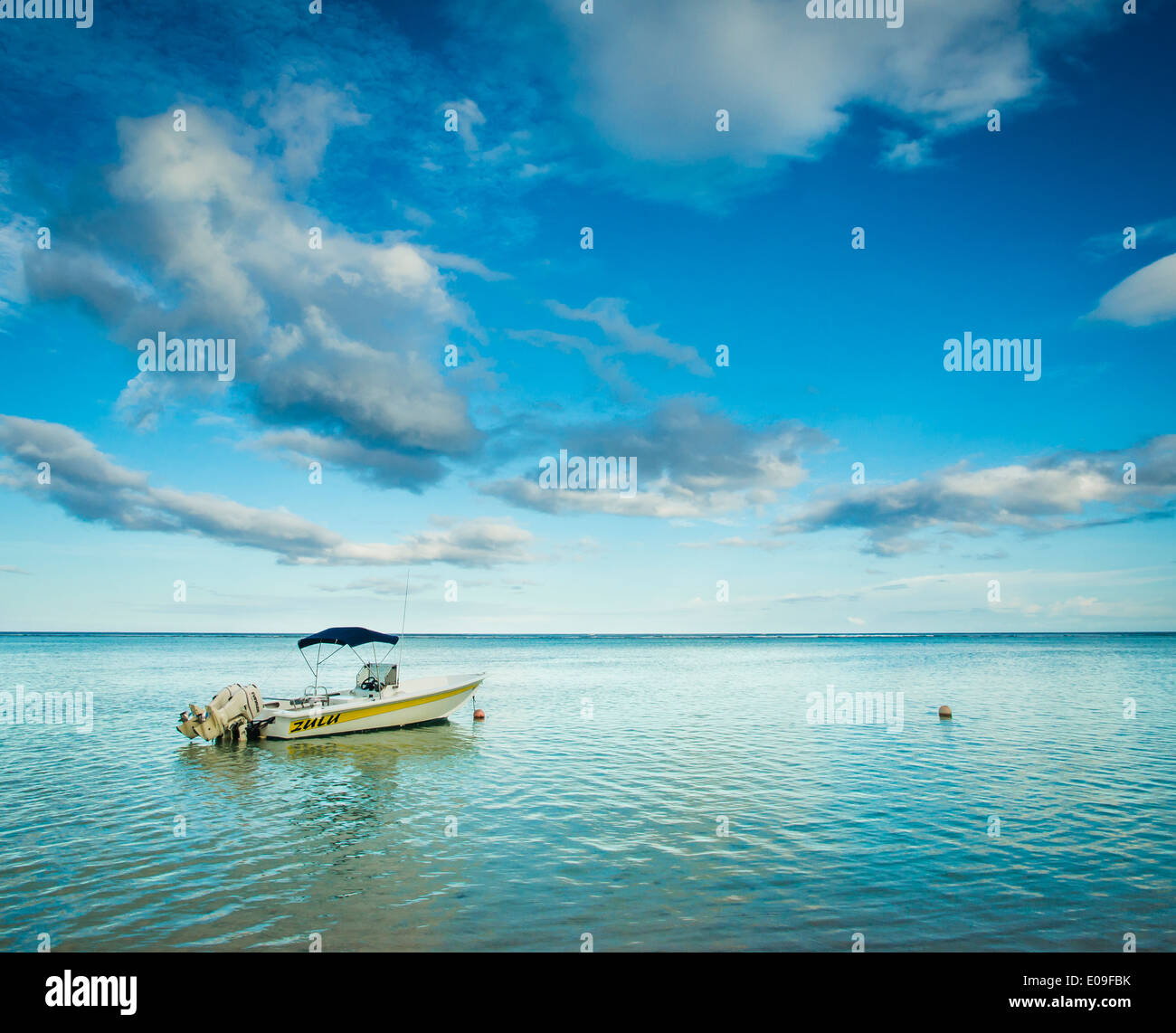 L'Ile Maurice, la preneuse, bateau à moteur sur l'Océan Indien Banque D'Images L'Ile Maurice, la preneuse, bateau à moteur sur l'Océan Indien Banque D'Images
