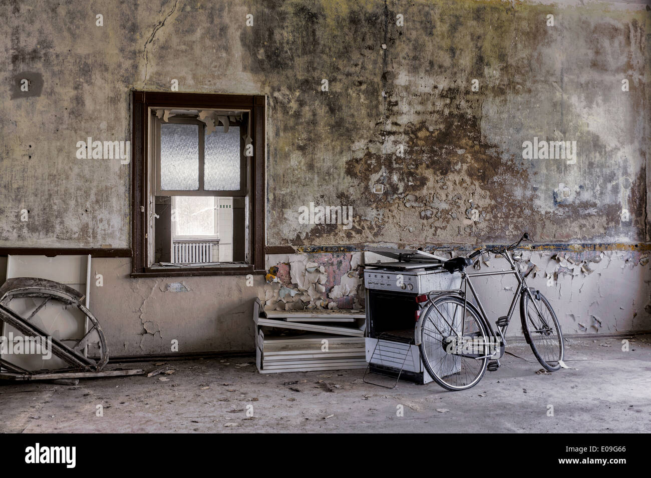 Allemagne, Erfurt, Thuringe, vieux vélo et cuisinière dans la chambre abandonnée Banque D'Images