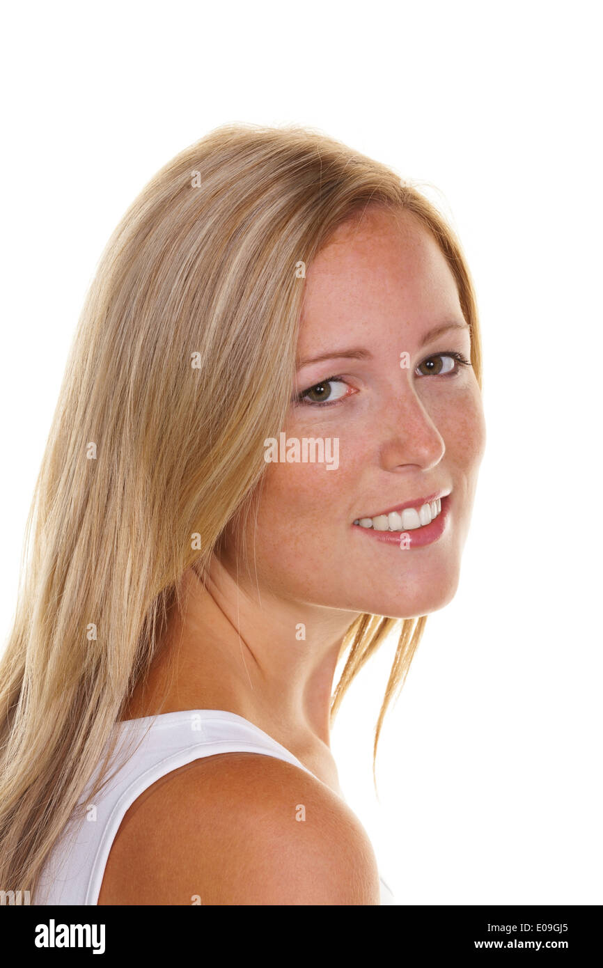 Portrait d'une jeune femme blonde avec des taches de rousseur avant fond blanc, Portraet blondn einer jungen Frau mit vor Sommersprossen Banque D'Images