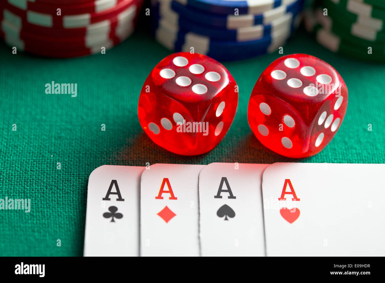 Le casino rouge dés et cartes de poker sur table verte Banque D'Images