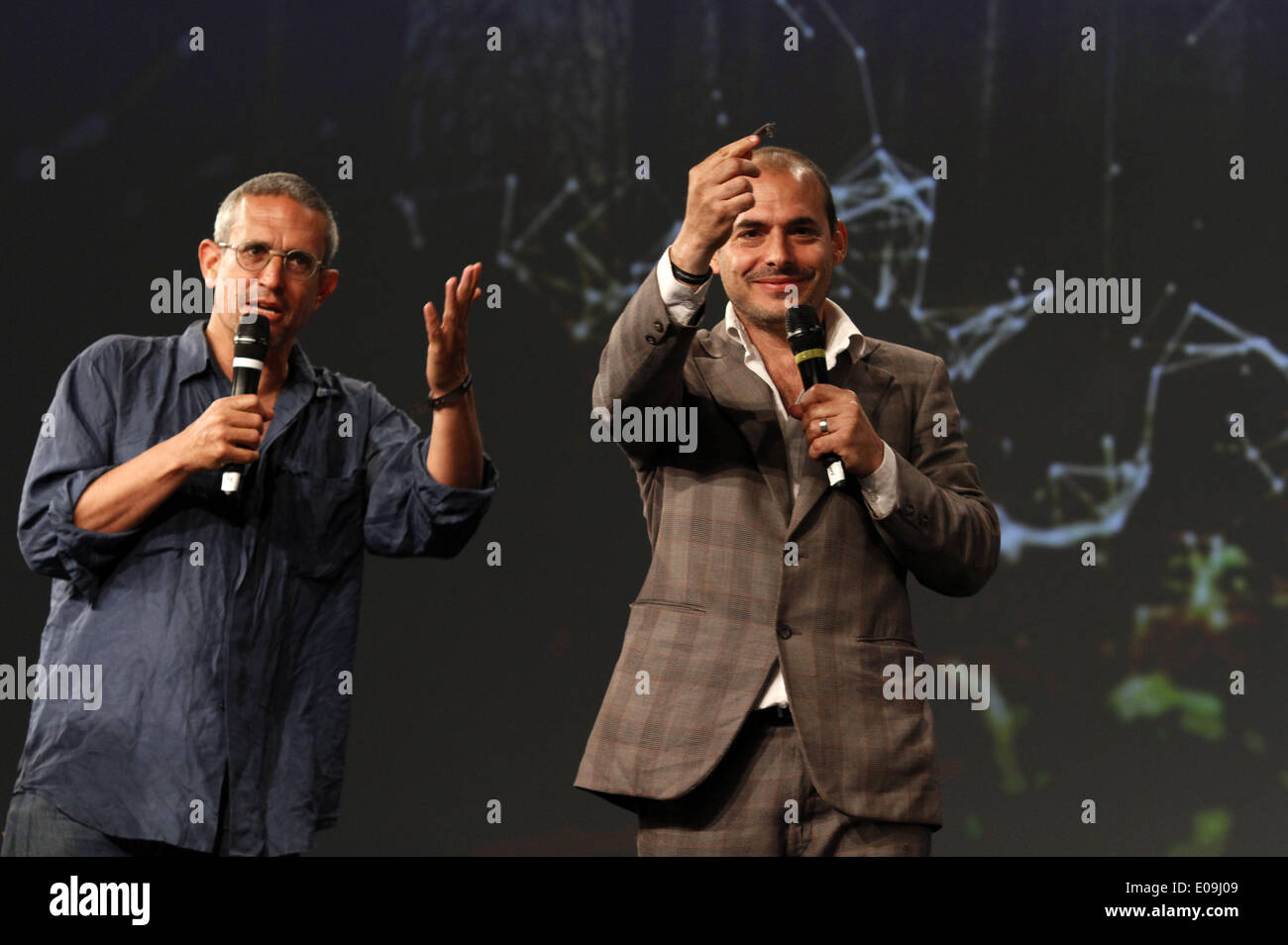 "Les Yes Men" des militants, Jacques Servin (alias Andy Bichlbaum) et Igor Vamos (aka Michael 'Mike' Bonanno) à l'ouverture de Media Convention re:publica à Berlin, Allemagne. Le 6 mai 2014./photo alliance Banque D'Images